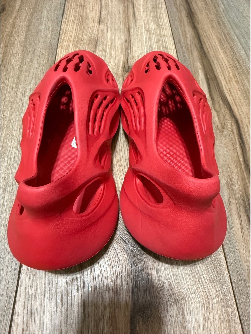 Yeezy Adidas Foam Runner Vermilion Red Slip On Sneakers GW3355 Kids Size 4 EUC - Picture 5 of 9